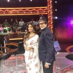 Shilpa Shetty Instagram – On my all time favourite show with my all time favourite person today @amitabhbachchan shooting with you for #kbc was a surreal experience 😬#playedforacause with #afrozshah supporting a great cause as he conscientiously  started a small movement by cleaning the versova beach and now people are inspired and following him ,including me  my parter @kiranbawa76 and my @iosiswellness team. Selflessly striving to see a cleaner and healthier environment. A heartfelt salute to him on his effort. #cleanbeaches #respectnature #motherearth #wakeup #swachhbharatabhiyaan #mission