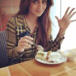 Shilpa Shetty Instagram – Love Sundays.. you know why!😬😬😂😍#sundaybinge #eatguiltfree #gratitude #swasthrahomastraho #getbacktoregimetomw