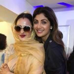 Shilpa Shetty Instagram – Thankyou #rekhaji  for coming last night, your blessings meant so much to @shamitashetty_official n me.You are our inspiration whether it be your craft or style.. you are incomparable and incredibly unique..#theoneandonly . Love you more than u can imagine!🙏🙏#webseries #yokehuabro #voot #love #support #Diva #blessed