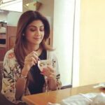 Shilpa Shetty Instagram – Sundaaaayyyy Binnggeee is HOoooott ( mini 😋)Gulab Jamuns . Had 5🙄because they were “mini”😅😂😱10 suryanamaskars tomw😇#sundaybinge #sweettooth #madness #familytime #calories #swasthrahomastraho