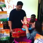 Shilpa Shetty Instagram - Soooo proud of my partner @kiranbawa76 n @iosiswellness team for bringing an ecofriendly Ganpati and immersing it a bucket of water instead of polluting the sea.Tradition with responsibility! #swachchbharatabhiyan #goprogressive #ganpativisarjan2017 #traditionwithresponsibility.