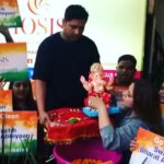 Shilpa Shetty Instagram – Soooo proud of my partner @kiranbawa76 n @iosiswellness team for bringing an ecofriendly Ganpati and immersing it a bucket of water instead of polluting the sea.Tradition with responsibility! #swachchbharatabhiyan #goprogressive #ganpativisarjan2017 
#traditionwithresponsibility.