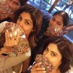Shilpa Shetty Instagram - Mindicoat world tournament 😂Cousins in the house.. sibling competition 😎👍#mindicoat #cards #cousinfun #oldtimes #nostalgia