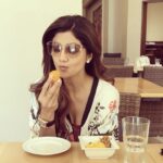 Shilpa Shetty Instagram - Sunday binge-part 2 ,Fresh Boondi ladoos ..just melting in the mouth 😜😍😅😝😛yummmmmyyy #sundaybinge #gratitude #thegreatindiandiet #swasthrahomastraho #sweettooth