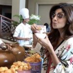 Shilpa Shetty Instagram – Sundaaayyy Binge begins  with Ragda panipuri 😜😜Dessert comes later🙈#sundaybinge #thegreatindiandiet #brunch #jwmarriott