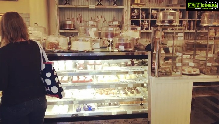 Shilpa Shetty Instagram - My 1st Sundayyyyy Binge in 3 weeks in New York, a week late, but had to share it😬🍰3 weeks of controllllling and this is the "sweet fruit of patience" ( Sounds better in Hindi😂) Carrot cake at Magnolia 😅😇Worth the wait😬#throwbacksunday #sundaybinge #sweettooth #magnoliabakery