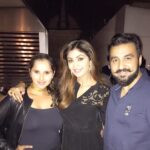 Shilpa Shetty Instagram - Löndon Nights with friends @mirzasaniar soo happy to see u😘#londondiaries #sportstar #havingfun