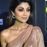 Shilpa Shetty Instagram - Experimenting with makeup today @mehakoberoi vintage glam rocks #iifa2017 #burgundyeyes #glamsham #greencarpet