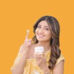 Shilpa Shetty Instagram - It’s time to pamper your skin today with a unique #SundayBinge: @mamaearth.in’s Ubtan Face Mask!❤️☺️ . . . . . #Sunday #SundayFunday #Mamaearth #MaskUpSunday #GoodnessInside #reelsvideo #instagramreels #reelkarofeelkaro #reelitfeelit #happiness #PamperYourself #weekendvibes #ad