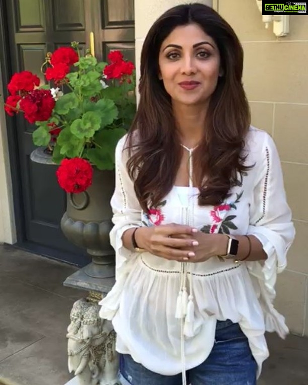 Shilpa Shetty Instagram - Hi Guys, it is the 2nd week ( for me 1st week for you) of the #DitchSugarChallenge. Hope you are keeping up with the challenge and avoiding sugar ( Fructose and Sucrose or sweeteners) ! One more week to go. Let's stay strong and pull this off together! #SwasthRahoMastRaho #TheArtOfLovingFood #detox #opportunity #noaddedsugar #labelread