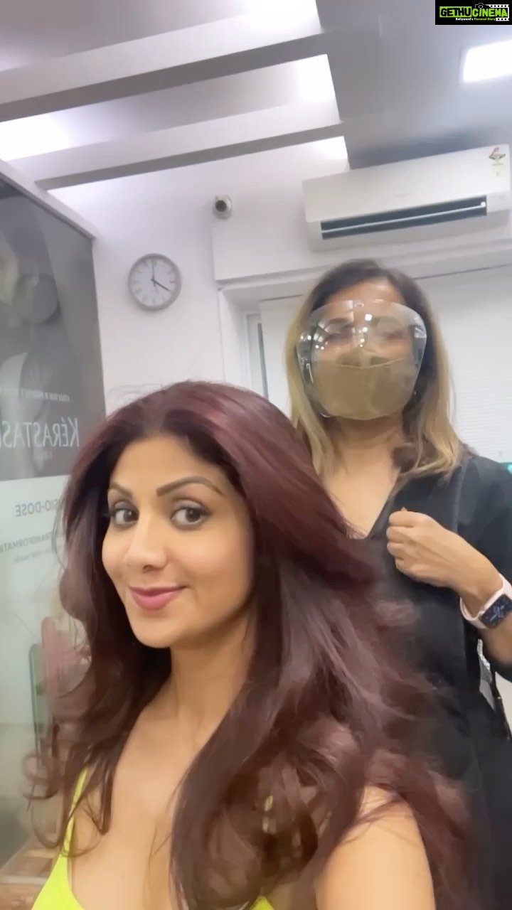 Shilpa Shetty Instagram - A good hair day made even better ❤️😅🌈 It's  truly the joy of little things in life!🧿 . . . . . #reelsinstagram  #reelkarofeelkaro #saturdayvibes #saturdaymood #reelitfeelit #instareels #