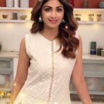 Shilpa Shetty Instagram - Get the glow wherever you go with #sskfilter on #beautyplus and hope you guys are participating in the SSK contest. Only one day to go,so send in those selfies using the SSK filter with the #SuperSeUparSelfie and tag @beautyplus_in to win an amazing makeover and my autograph. Also if you don't have the app so just Download it here: http://m.onelink.me/f010cc8f