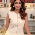 Shilpa Shetty Instagram – Get the glow wherever you go with #sskfilter on #beautyplus and hope you guys are participating in the SSK contest. Only one day to go,so send in those selfies using the SSK filter with the #SuperSeUparSelfie 
and tag @beautyplus_in to win an amazing makeover and my autograph.

Also if you don’t have the app so just Download it here: http://m.onelink.me/f010cc8f