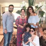 Shilpa Shetty Instagram - Precious Sunday family time😍😇#longlunch #catchuptime #familyfirst #unconditionallove