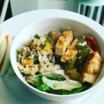 Shilpa Shetty Instagram - Thursdays are veggie days so this is my "Yogi bowl"of food, stir fry tofu with peppers and mushroom (in coconut oil)quinoa with beans and carrots and salad leaves with tomatoes and olive oil and chia seeds walnuts. #filling #swasthrahomastraho #foodchoices #homemade #gratitude