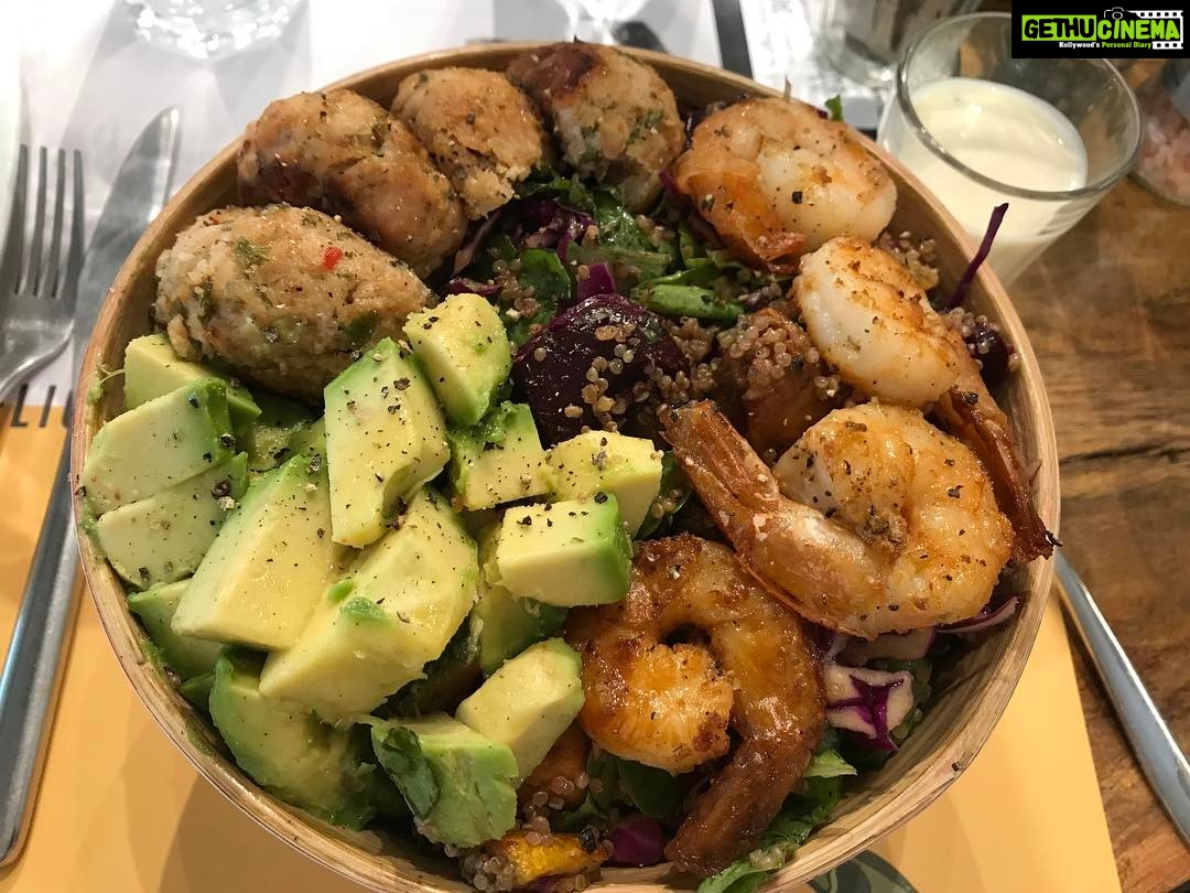 Shilpa Shetty Instagram - How could you not want to eat this!😍Yummy Quick lunch .. salad leaves,chicken meatballs, grilled prawns, avacado, purple cabbage ,quinoa,roasted beet &is weetpotato,grilled zucchini, olive oil and low fat Caeser dressing( on the side) #filling #kitchengarden #lifestylemodification #eatclean #swasthrahomastraho #gratitude #happy