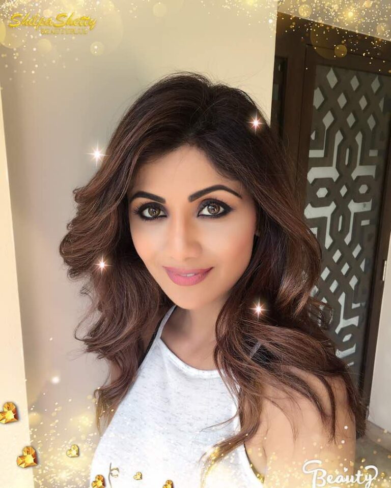 Shilpa Shetty Instagram - My selfie using the SSK filter on beauty plus !!! Send in your selfies using BeautyPlus's SSK filter with the #SuperSeUparSelfie and tag @beautyplus_in to win an amazing makeover and my autograph. http://m.onelink.me/f010cc8f #BeautyPlus #Meitu