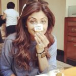 Shilpa Shetty Instagram - Sundaaaaayy Binge... celebrating Mother's Day with full gusto😬😬😬😛😘#lifestylemodification #Sundaybinge #lovesundays #guiltfreedessert