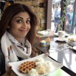 Shilpa Shetty Instagram - Sundaaaayyyyy Binge, Hot Waffles with coconut and salted caramel ice cream with Whipped cream😬😍#cravingsatisfied #sweettooth #sundaybinge #guiltfree #london #traveldiaries