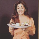 Shilpa Shetty Instagram - My Sunday binge is always sweet but today's jus got sweeter with the sweetest @aliaabhatt (who thankfully eats!) Bumped into her and we couldn't resist doing the "Sunday Binge" together 😬👌##swasthrahomastraho #theshilpashettychannel #healthiswealth #happiness #iifavotingweekend #ᴇᴀsᴛᴇʀsᴜɴᴅᴀʏ