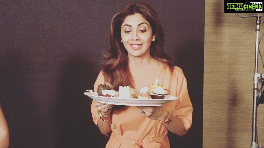 Shilpa Shetty Instagram - My Sunday binge is always sweet but today's jus got sweeter with the sweetest @aliaabhatt (who thankfully eats!) Bumped into her and we couldn't resist doing the "Sunday Binge" together 😬👌##swasthrahomastraho #theshilpashettychannel #healthiswealth #happiness #iifavotingweekend #ᴇᴀsᴛᴇʀsᴜɴᴅᴀʏ