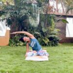 Shilpa Shetty Instagram - Sometimes, one needs to start their week on a calm and quiet note. Today is one such day for me when I just want to relax my mind and calm myself down. So today, I practiced the Parsva Sukhasana. It helps relieve the pent up stress and anxiety that gradually affects the immune system & one’s overall health. Physically, it helps stretch the neck, shoulders, obliques, and back. Take some time off whenever you can, choose to practice this asana, and let your mind & body just go with the flow. A calm and composed mind & body can deal with a lot more than we can think of❤️🧘🏻‍♀️🧘🏻‍♂️☀️ Tag a friend who should start this ritual right away! @simplesoulfulapp . . . . . #MondayMotivation #SwasthRahoMastRaho #SSApp #SimpleSoulful #yoga #yogasehihoga #FitIndiaMovement #FitIndia #staysafe #maskup
