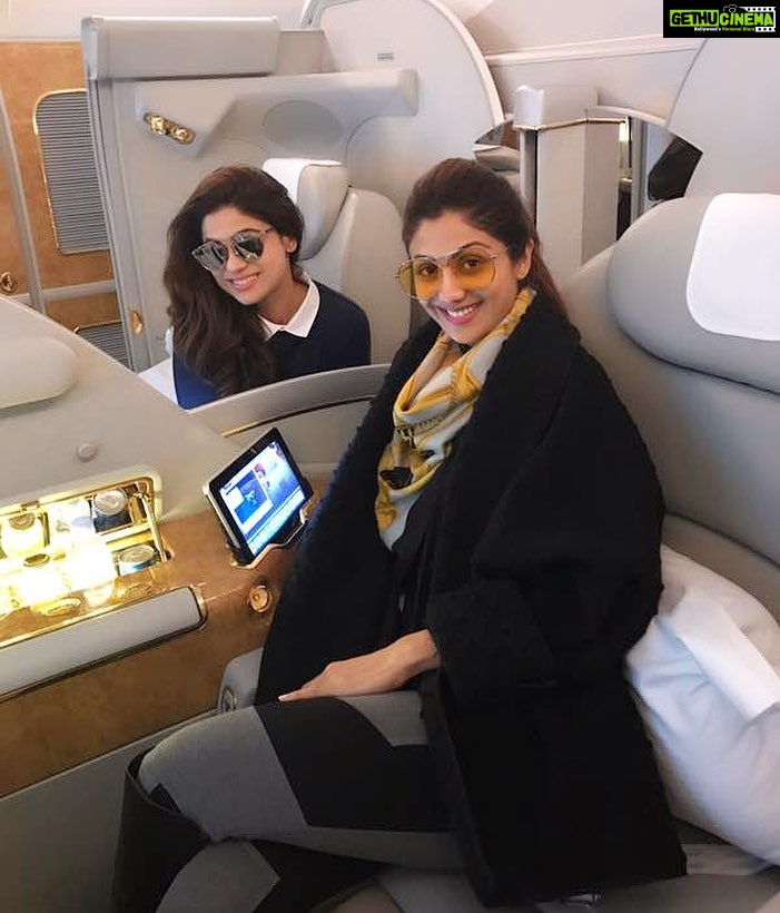 Shilpa Shetty Instagram - Travelling overseas with @shamitashetty_official , yaaay ! High flying Shetty sistas in the house😎😅#traveldiaries #sisterbonding #smiles #funaboard