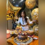 Shilpa Shetty Instagram - I’m filled with gratitude, and overwhelmed with all the love & blessings that you’ve showered on me today!❤️🧿🙏🎂🤗 Thank you so much for all your messages, calls, cakes, & flowers; and for making my birthday so special every year❤️🧿💫 Sending a biiiiggggg huggg and lots of good vibes your way 🌈 With gratitude, Shilpa Shetty Kundra❤️🙏🏻 . . . . #gratitude #grateful #blessed #love #family #friends #happiness #birthday