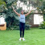 Shilpa Shetty Instagram - Why count on Sundays for fun workouts?Let’s make Monday a funday. Love trying out something new that challenges me. This lockdown hasn’t been easy on a lot of us. So, this is one way to break the monotony; and open your mind, muscles, & joints. Today we do the ‘OPEN & CLOSE SQUAT CHALLENGE’. It works on: *Cardio Respiratory Endurance *All Lower Body Muscles *Shoulders *Speed & Agility, Brain & Body *Arm & Leg Coordination Thanks, @yashmeenchauhan, for this killer leg workout; it worked and how! ~ Throwing you the #challenge now. Head over to my #Reels and #RemixTheReel. Don’t forget to tag me. 3 Best Performances will be shared in my Stories!💪 . . . . #MondayMotivation #SwasthRahoMastRaho #fitness #fitnessroutine #FitIndiaMovement #FitIndia #healthyliving #healthylifestyle
