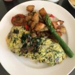 Shilpa Shetty Instagram – The perfect breakfast on a perfect morning in San Francisco. Love grilled potatoes with my spinach and mushroom omelette 😬#gratitude #swasthrahomastraho