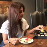 Shilpa Shetty Instagram - Sundaaaayyy bingeeeee has become an event! Ha ha ha😂 #SundayBinge #lovefood #sweetcravings