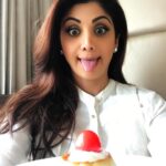 Shilpa Shetty Instagram - My Caramel Custard expression😍😝#sundaybinge #sweettooth #fooddiaries #waitforsunday #cravings