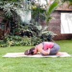 Shilpa Shetty Instagram - To support all kinds of healing processes, the main source of energy comes from the core of our being. So, the Mandukasana is a very important asana as it focuses on your navel centre, which also happens to be your life-force centre called the second brain. It has the ability to give you the energy to combat all weaknesses. That’s why they say, “Go with your gut feeling”.  In difficult times like these, we need to focus on ourself; so we can dispel all negativity and bring in positive energy to the center of our core chakra called the ‘Manipura chakra’. Take in a deep breath and exhale while going down, stretching the spine and pressing on the navel. You will feel the energy flow to your solar plexus. Focusing on your navel will help you open your mind and reduce blood sugar levels as it works on the pancreas. It also helps improve the flexibility and mobility of the knee & ankle joints. Moreover, the frog pose helps reduce fat from thighs, belly, and hips. ~ Please remember: people with knee, ankle, and back pain issues should avoid this asana. ~ Tag a friend who should start this ritual right away 🧘🏻‍♀️🧘🏻‍♂️ . . . . . #MondayMotivation #SwasthRahoMastRaho #SSApp #SimpleSoulful #yoga #yogasehihoga #FitIndiaMovement #FitIndia #staysafe #maskup