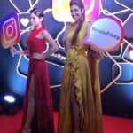 Shilpa Shetty Instagram - Ha ha ha , Our " Sister Act" @filmfare last night . #boomeranging #fun