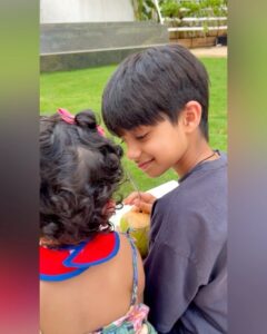 Shilpa Shetty Instagram - Having a younger sibling somehow makes the older one responsible, protective, mature, and even territorial (I would know!😅😋)
I’ve had Rakhi brothers much later in life, but Samisha is lucky to have a real one. To see these visuals just makes my heart melt 😍❤️🧿
Priceless!! 
Happy Brother’s Day ❤️
.
.
.
.
.
#ViaanRajKundra #SamishaShettyKundra #siblings #BrothersDay #happiness #gratitude #blessed #family #famjam
