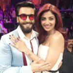 Shilpa Shetty Instagram – With the amazing and full of energy @ranveersingh on the sets of #superdancer  #funonset #befikre