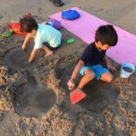Shilpa Shetty Instagram - Sooo busy making Water Holes on the beach.Children make life even more worthwhile 😬#unconditionallove #mothersontime #playdate