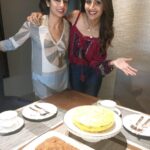 Shilpa Shetty Instagram - Yummy homemade tea cakes , banana walnut and orange chiffon cake.. at my cousin @ginashetty1 home..need these recipes 😬🍰#saturdayfun #familyteatime #cakelover #healthy #healthyeating