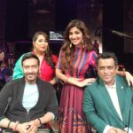 Shilpa Shetty Instagram - With the team @geeta_kapur #anuragbasu and #ajaydevgn for #shivaay Integration. #longday #actionontheshow #funhappens #superdancer