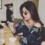 Shilpa Shetty Instagram - No bigger proof than this..You think I eat.. Look at @shamitashetty_official #sundaybrunch #bingeeating #sundaybinge #sisterlove #weeat