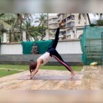 Shilpa Shetty Instagram - After a rather busy week of continuous travel and work, it’s time to get into a healthy routine again. Aur woh, buss yoga se hi hoga! So, I practiced the Eka Pada Adho Mukha Svanasana going into Dhanurasana. It works on strengthening the ankles, knees, hips, shoulders, elbows, and wrist joints; helping in enhancing a range of motions. Moreover, apart from stretching the hamstring, hip flexors, & glutes; it also improves the alignment, body posture, and blood circulation. In case you suffer from high blood pressure or related issues, or have suffered an injury to the back, arms, or shoulders; then you must avoid practicing these yoga asanas. Swasth Raho, Mast Raho 💪 🧘🏻‍♀️ . . . . . #MondayMotivation #SwasthRahoMastRaho #SSApp #SimpleSoulful #yoga #yogasehihoga #yogisofinstagram #FitIndiaMovement #FitIndia