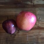 Shilpa Shetty Instagram - Hubby brought this( huge)apple back from Korea,Can u see the difference in size compared to our Red delicious( was big too) 😳 Hmm @Therajkundra guess size matters😆I ain't complaining😂 #bigapple #sizematters