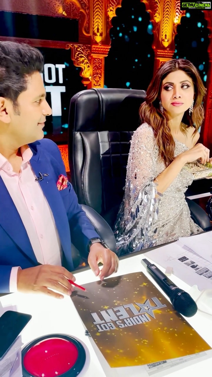 Shilpa Shetty Instagram - Sunflower aur pumpkin ke beej ek taraf, aur @badboyshah & @manojmuntashir ji ke beech mein baithna doosri taraf π€¨ππ₯΄ . . . . . #IndiasGotTalent #BTS #IGT #funnyvideos #reelitfeelit #reelkarofeelkaro