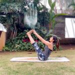 Shilpa Shetty Instagram - “If there's no wind, row.” is a Latin proverb, which means if you are trying to do something worthwhile and it feels unattainable, don't panic. Good things take time to happen. Performing the Naukasana also feels almost the same way to me. It may look like cakewalk, but this asana engages your body from the neck to the thighs. It helps strengthen the core muscles of the thighs, hips, necks, and shoulder. It also improves blood circulation, helps lose belly fat, and stimulates functions of the abdomen & pancreas. Work on your goals and yourself with all your might. I’m sure you’ll be able to row yourself out of every storm!💪🏼 @simplesoulfulapp . . . . #MondayMotivation #SwasthRahoMastRaho #SSApp #SimpleSoulful #yoga #yogasehihoga #Naukasana #FitIndiaMovement #FitIndia