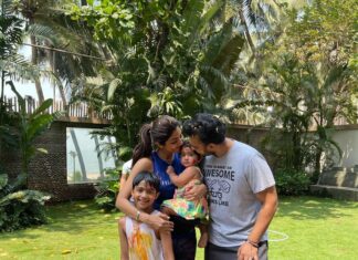 Shilpa Shetty Instagram - Happpppyyyyyy Holiiiiii to all my instafam from all of us🙏 💙💜💛🧡❤️