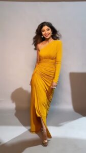 Shilpa Shetty Instagram - Missing the @filmfare Red Carpet this evening... so, beating my #FOMO with my own Red Carpet walk 💃🏻✨❤️🎉🥳

@jiteshpillaai @rahulgangs_ 

#Filmfare2021 #FilmfareOnReels