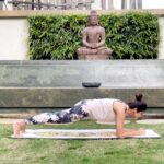 Shilpa Shetty Instagram - Some mornings bring in a different kind of energy. Exactly a year ago, the Janta Curfew was levied to ensure we can curb the effects of the pandemic. But, the situation continues to be worrisome. So, today’s Yoga session was a little more intense than usual. Today’s flow involved Eka Hasta Utthita Chaturanga Dandasana, Vasisthasana, and Utthita Chaturanga Dandasana. This powerful combination of asanas helps strengthen the wrist, arms, and shoulders. It also helps build core strength, improves balance & concentration, and helps tone the arms. It effectively works on the entire body. Take good care of yourselves; we can overcome this and we will! Tab tak... swasth raho, mast raho!💪🏼 @simplesoulfulapp . . . . . #MondayMotivation #SwasthRahoMastRaho #SSApp #SimpleSoulful #yoga #yogasehihoga #FitIndiaMovement #FitIndia
