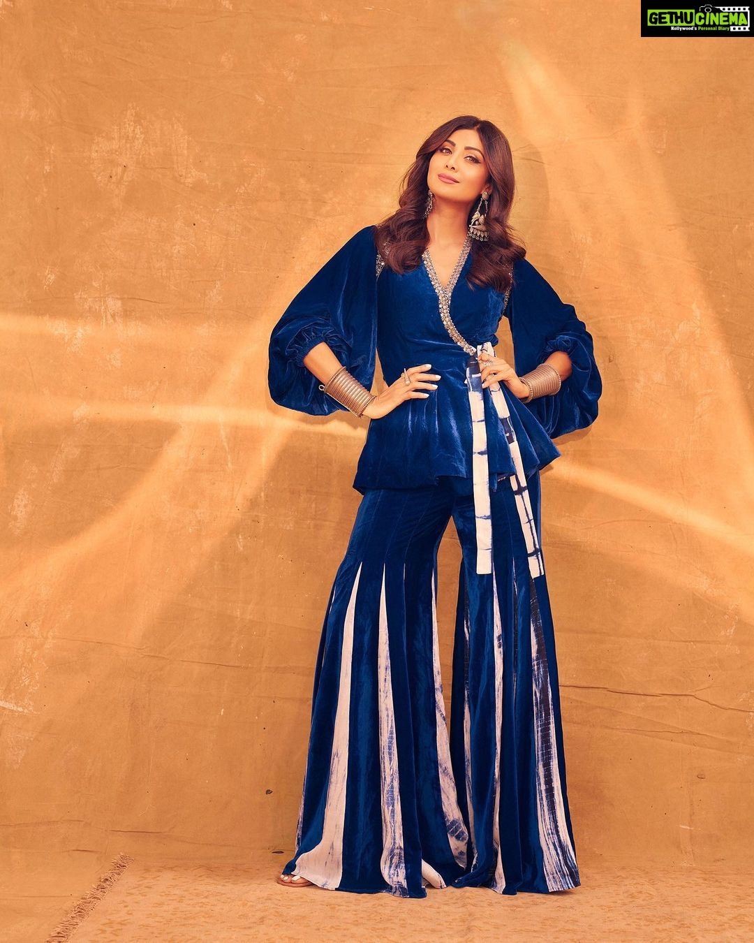 Shilpa Shetty Instagram - Such a blue-tiful day💙💫🧿 ~ Makeup: @ajayshelarmakepartist Photographer: @tejasnerurkarr Hair: @florianhurel Stylist: @sanjanabatra Outfit: @reetiarneja Earrings: @motifsbysurabhididwania Cuffs: @silverstreakstore Rings: @silverstreakstore / @motifsbysurabhididwania Styling team: @llpunyall , @dhwanii.jain , @devakshim Managed by: @bethetribe . . . . . #OOTD #SuperDancerChapter4 #gratitude #blessed #midweekblues #happiness #gowiththeflow