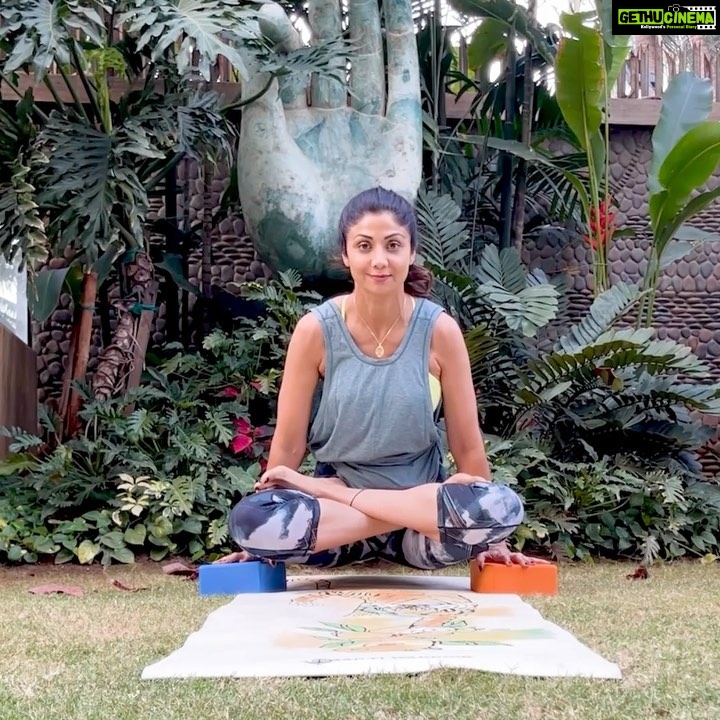 Shilpa Shetty Instagram - Life is all about finding the perfect ‘balance’ in everything that we do. Be it our work-life balance, or our income-expenses, or even our food intake. Everything done in moderation while maintaining a healthy balance derives the best results. So, whenever I feel like I need to centre myself, I turn to Yoga 🧘🏻♀️ it’s my favourite balancing act😊 Earlier today, I decided to practice Tolasana, which is a hand-balancing asana. It may look easy, but requires a lot of core strength. It helps strengthen the wrist, arms, shoulders, chest, and core. It also works on toning the abdomen, while improving flexibility in the hip and hamstrings. Always remember, this asana should not be practiced with current or recent shoulder or wrist injuries. If you have a favourite yoga asana, do let me know in the comments below🙏🏻🧘🏻♀️ @simplesoulfulapp . . . . . #MondayMotivation #SwasthRahoMastRaho #SSApp #SimpleSoulful #yoga #yogasehihoga #FitIndiaMovement #FitIndia #balance #strength