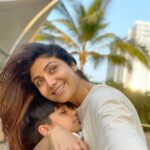 Shilpa Shetty Instagram - Sssss”mothering” Sonday Selfies 🤗🥰😍🧿🤗 #mine #gratitude #happiness #sonday #sundaysbelike #love #family